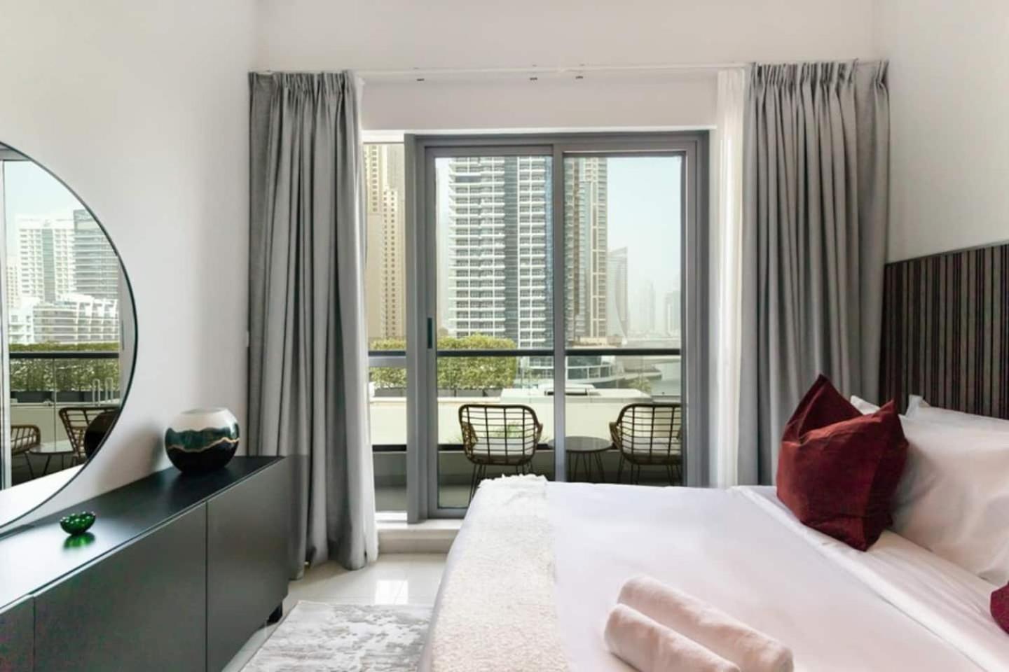 Luxurious 1 Bedroom Apartment In The Dubai Marina! Екстериор снимка