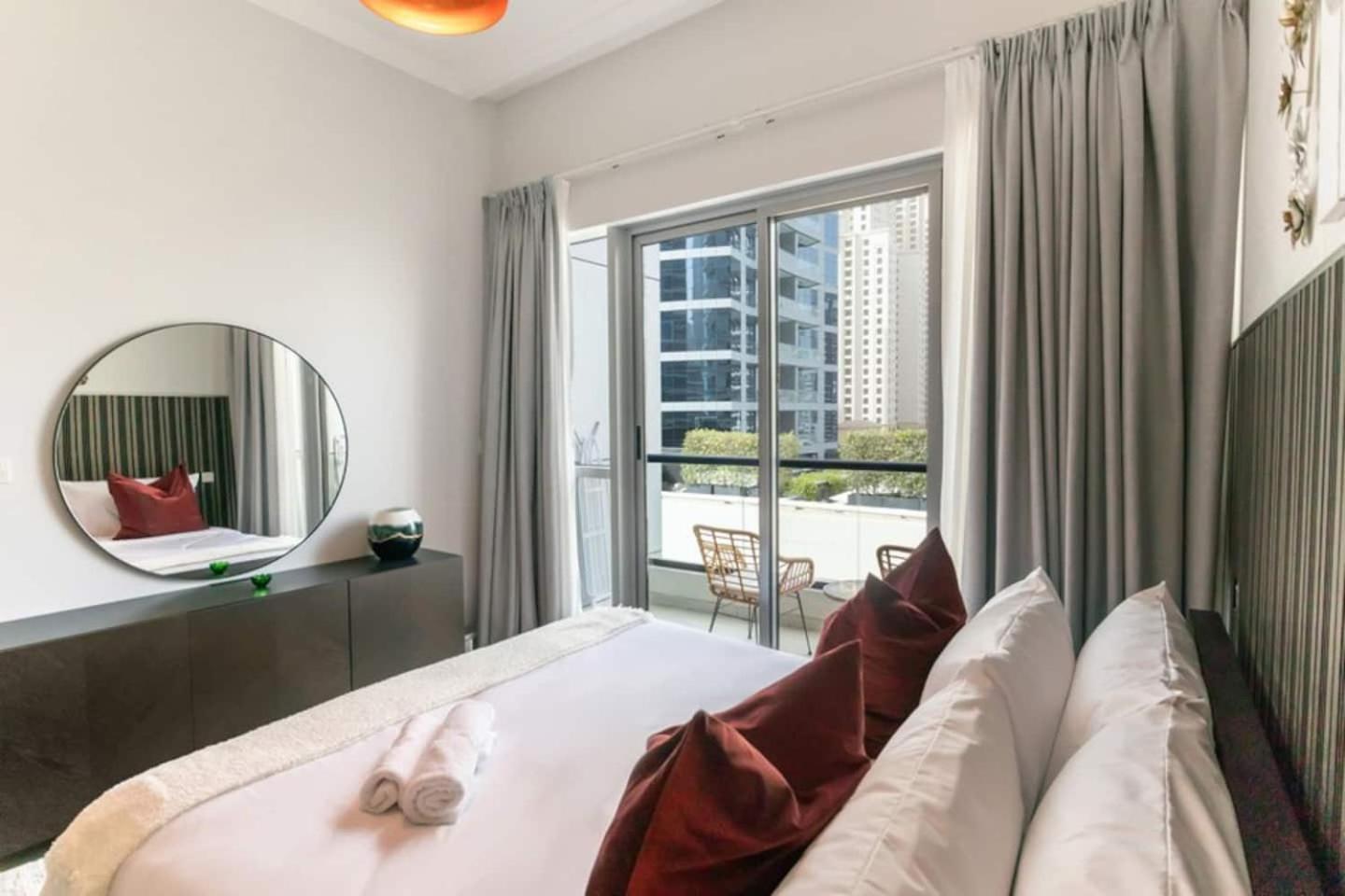 Luxurious 1 Bedroom Apartment In The Dubai Marina! Екстериор снимка